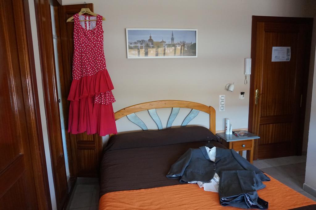 Hostal Alamare Seville Exterior photo