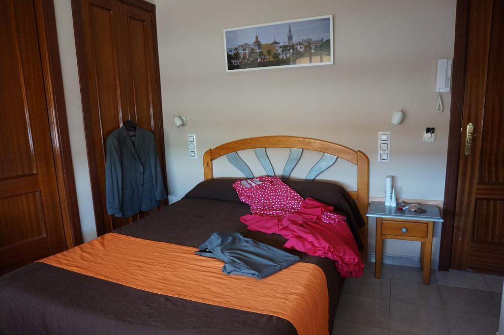 Hostal Alamare Seville Exterior photo